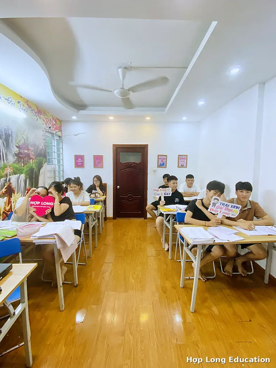 Lớp tiếng Hàn tại Hợp Long, học viên ngồi hai dãy bàn dài với giáo trình trên bàn